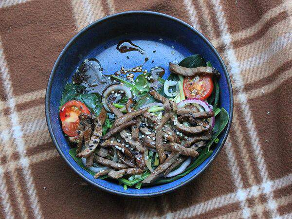 Lounge 1925 - Салат с томленой говядиной под соусом Пад тай