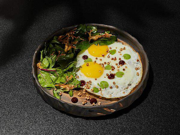 Сезоны - Яичница с соусом BBQ и попкорном из гречи