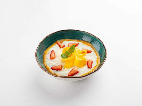 Magic Coffee - Рисовая каша на кокосовом молоке с манго и клубникой