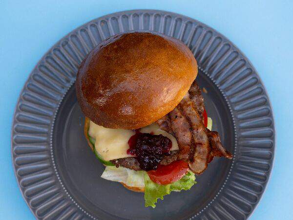 Вмясо - Бургер с вишневым соусом