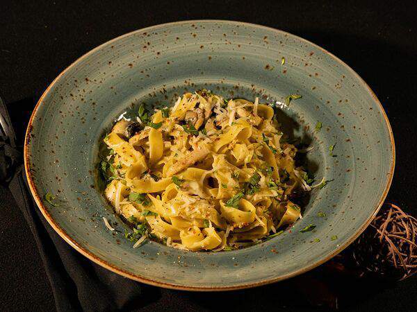 Нормальный Бар - Паста с цыпленком и грибами