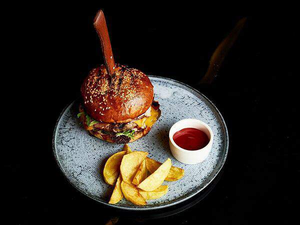 Chocolate - Фирменный бургер с печеным картофелем