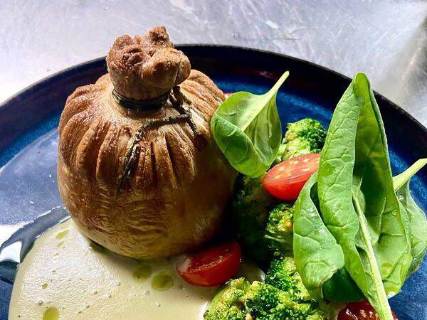 Золотой гребешок - Говяжья щека в тесте с брокколи и томатами Черри