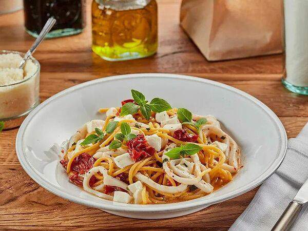 Сыроварня - Спагетти с кальмаром и вялеными томатами