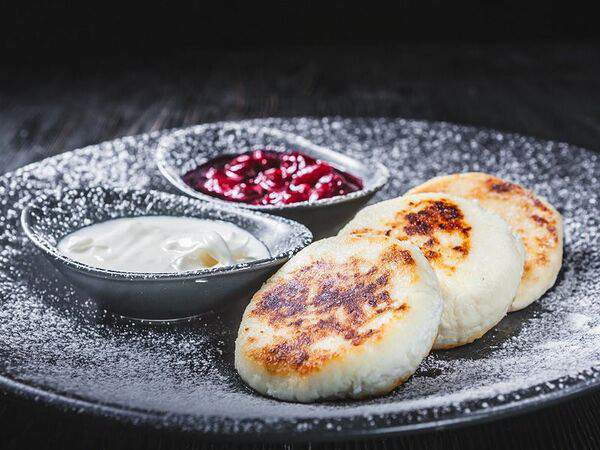 BUNKER - Сырники с вишневым соусом и сметаной