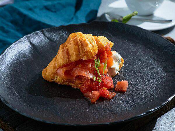 ChaCha - Круассан с лососем, крем-чизом и томатами