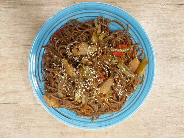 Cуши-соро - Лапша Соба гречневая с курицей в соусе терияки