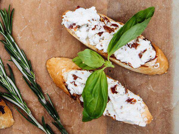 Антонио - Брускетта с вяленым томатом и сыром