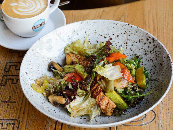 Coffee Cake - Теплый салат с индейкой и овощами