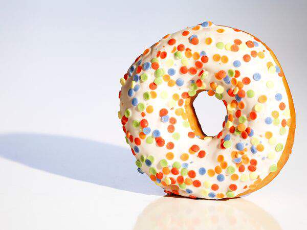 Baggins coffee - Пончик-донат с белой глазурью и посыпкой конфетти