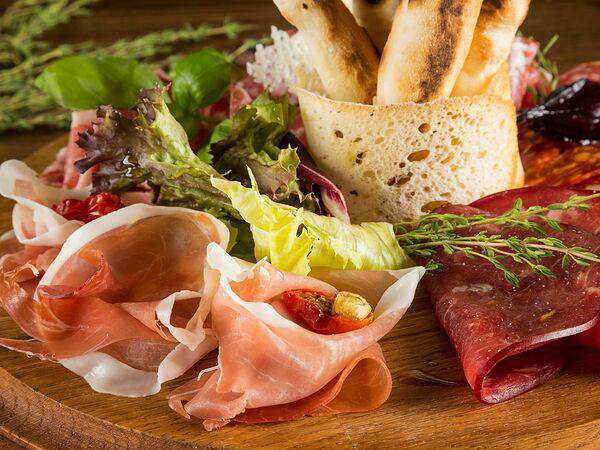 Семейное кафе Бамбинополь - Ассорти из итальянских колбас