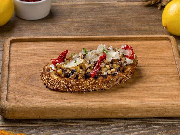 Donna Olivia - Брускетта с грибной икрой и страчателлой