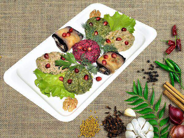 С акцентом - Ассорти пхали с рулетиками из баклажанов