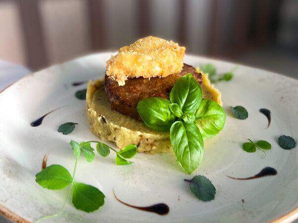 Русь - Бифштекс с яйцом пашот