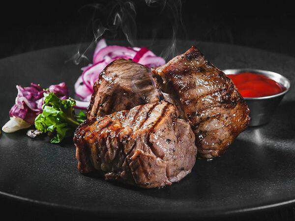 BUNKER - Шашлык из cвинoй шеи со свекольным луком