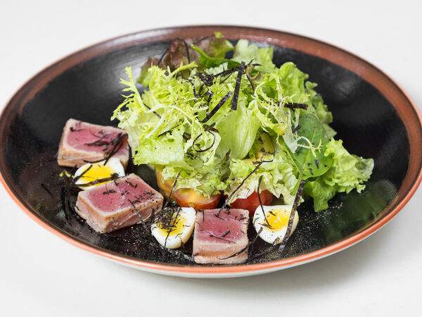 Negroni bar & enoteca - Салат со свежим тунцом, авокадо и медово-горчичным соусом