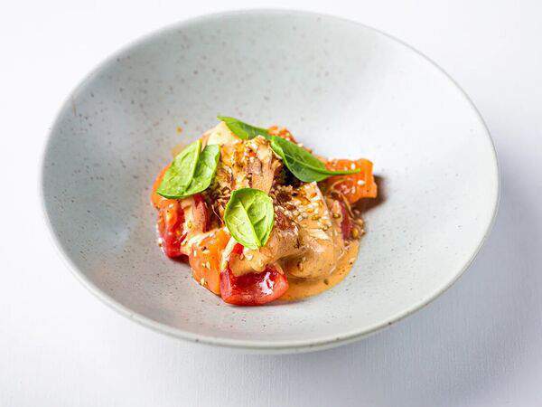 Red wall - Тартар из лосося с соусом Том ям