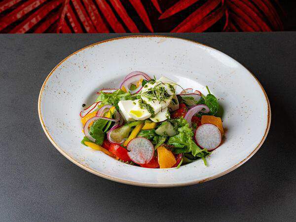 Ribs - Салат с овощами и сыром