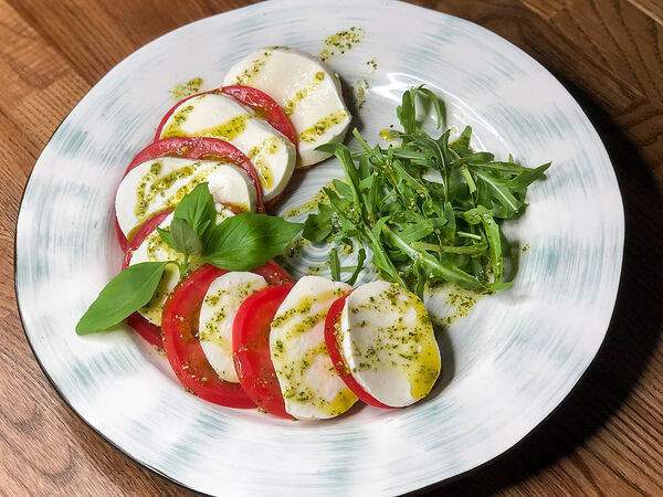 Sw bar - Салат Капрезе с соусом песто