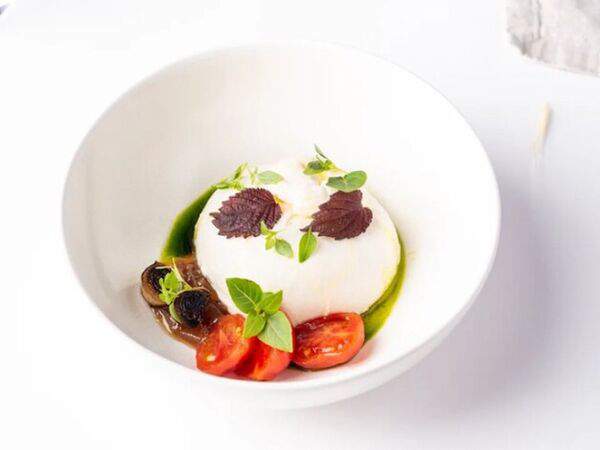 Red wall - Буррата с томатами и соусом песто