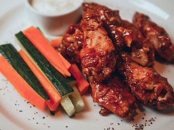 Сохо - Куриные крылья со свежими овощами и соусом Блю чиз