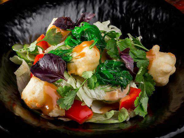 Рамен с уткой - Салат с жареным сыром, овощами и чука