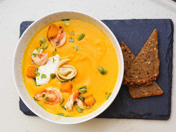 Sisters Coffee & Wine - Пряный тыквенный суп с королевскими креветками