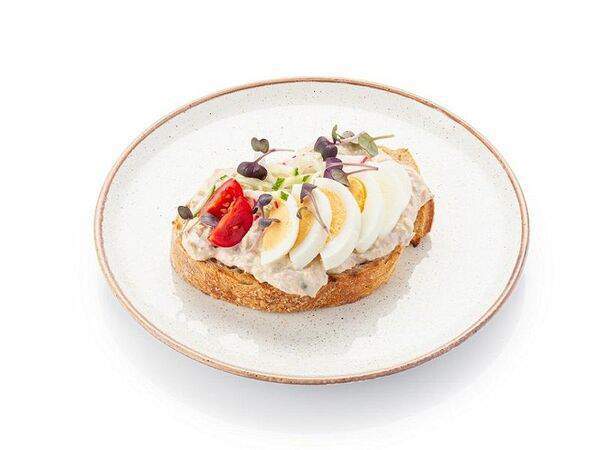 Шоколадница - Брускетта с тунцом, яйцом и свежими овощами