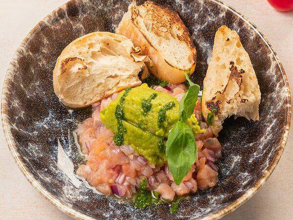 Пармезан - Тартар из лосося с авокадо