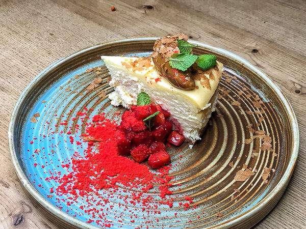 Голый Повар - Чизкейк с сезонными фруктами и кокосовым муссом