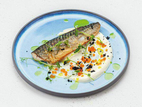 AVO Kitchen & Bar - Филе жареной скумбрии со сметаной и красной икрой