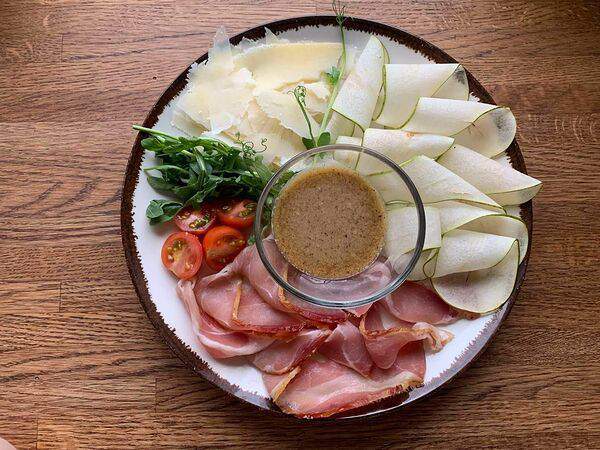 Amelie - Антипасто с пармой, грушей, сыром пармезан и ореховым соусом