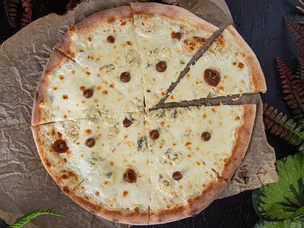 La villa - Пицца Четыре сыра с инжирным кремом