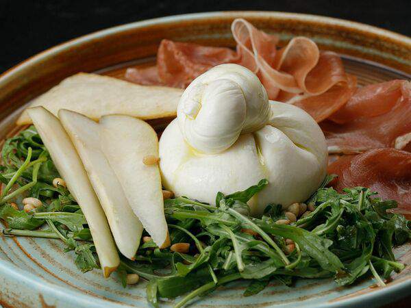 Мускат - Буррата с копченым окороком