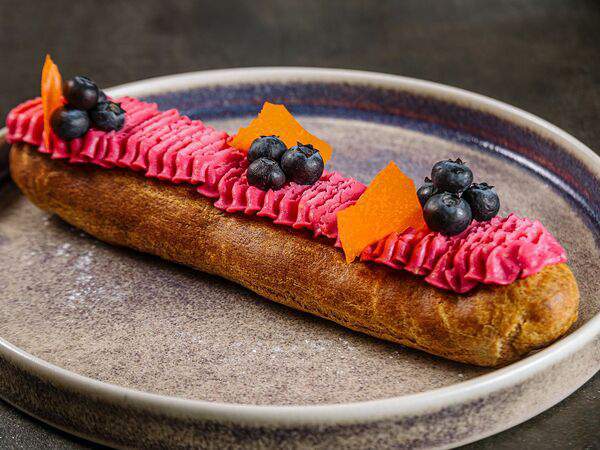 12 - Эклер малина-маскарпоне