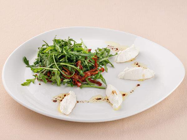 Беллуччи - Салат из рукколы и вяленых томатов с сырным кремом
