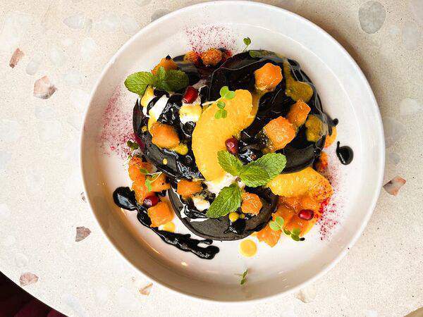 Sisters Coffee & Wine - Черные панкейки с домашней рикоттой