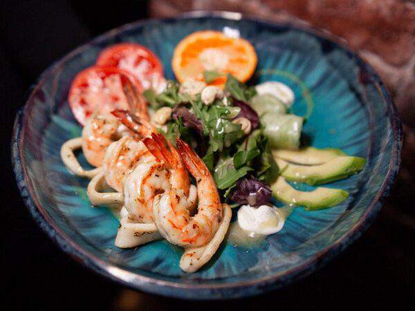 Loft Cafe - Салат с морепродуктами и лаймовой заправкой