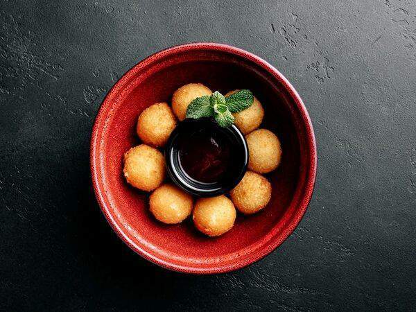 Кафе Nебо - Сырные шарики с клюквенным соусом