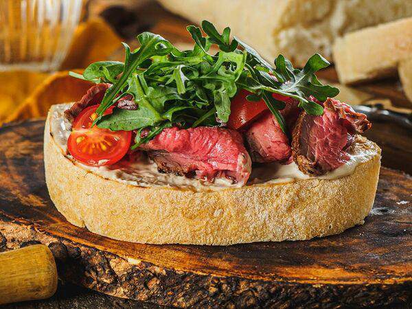 La Famiglia - Брускетта с ростбифом и соусом из тунца