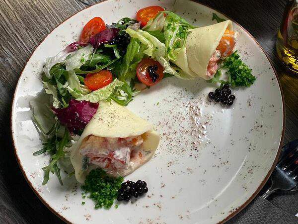 Шенген - Микс томатов с сыром сулугуни и бальзамическим жемчугом