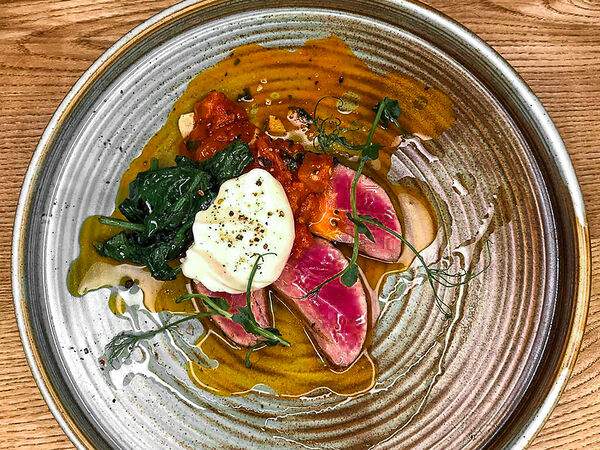 Голый Повар - Тунец с томатной сальсой и шпинатом