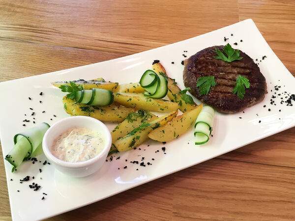 Traveler's coffee - Котлета из говядины с картофелем и соусом из аджики