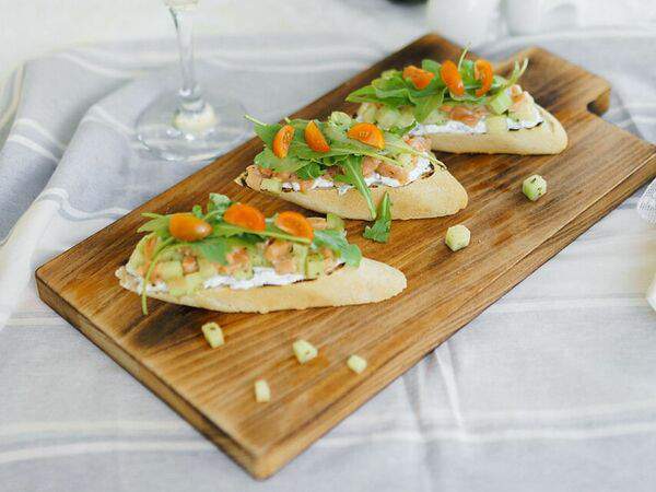 Маленький Париж - Брускетта с лососем и сливочным сыром