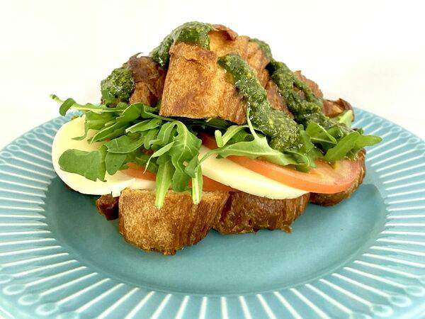 Библиотека - Круассан с моцареллой и соусом песто