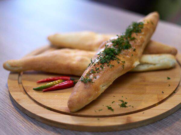 Saperavi - Грузинская булочка с чесночным маслом