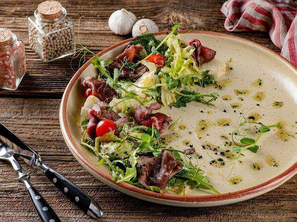 Вепрево колено - Салат с ростбифом