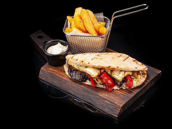 Греко гриль бар - Киприяки пита мэ халуми кэ лаханика схарас