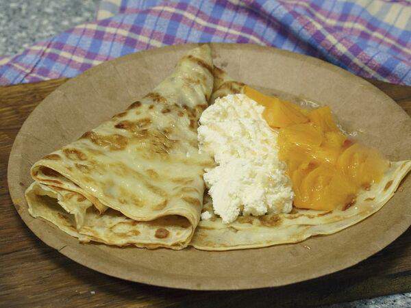 Mr. Pancake - Блин с творогом и персиком