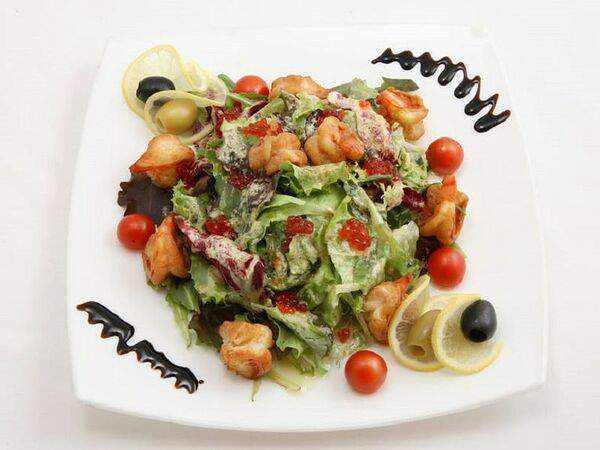 Трактиръ - Салат с икрой и тигровыми креветками